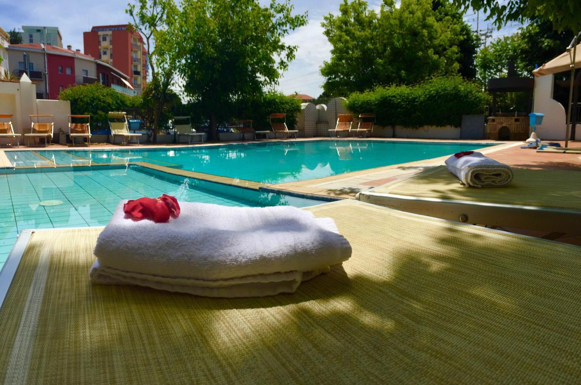 Hotel Mehari Ричоне Екстериор снимка